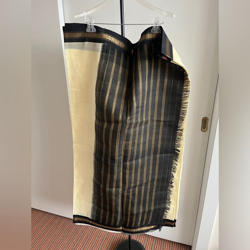 Stunning Handloom Cotton ivory & black Silk Border Gadwal Saree pure gold zari